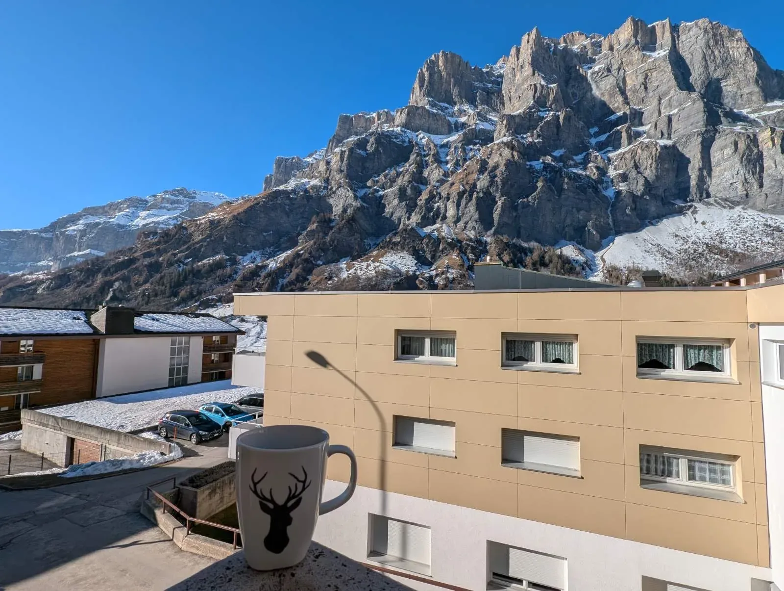 Tasse auf dem Balkon der Alpine Siesta mit Blick auf die Gemmiwand